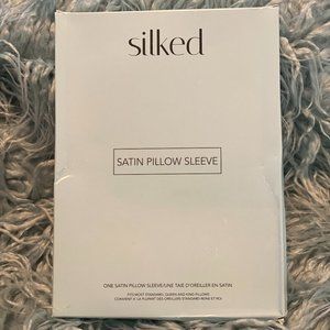 SILKED SATIN PILLOW SLEEVE